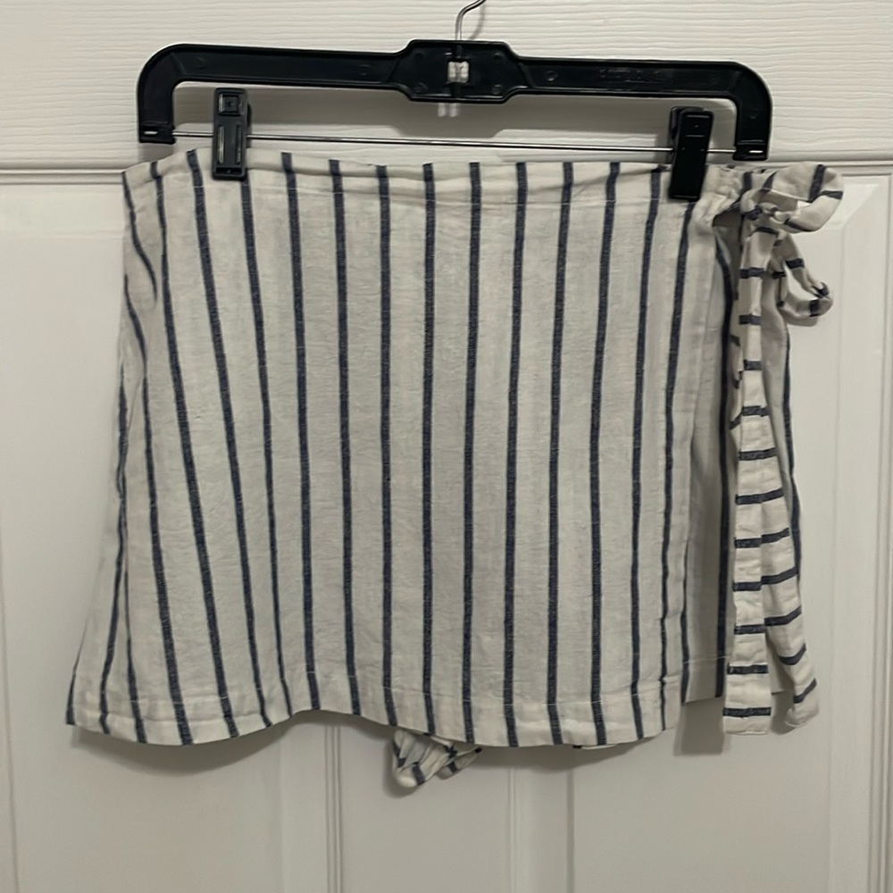 Women’s blue and white striped mini skort